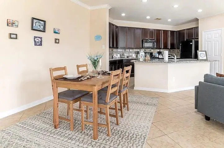 3 bed, 2.0 bath, 2041 sqft, $1,999 — Photo 2