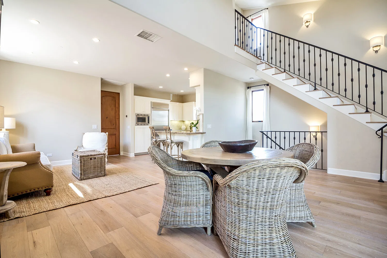 Exceptionally Rare and Luxurious Residence in Corona Del Mar — Photo 3