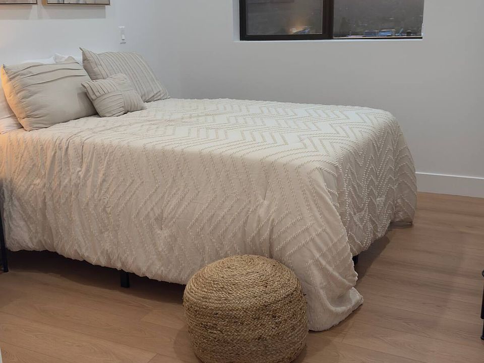 Photos are for sample unit staging only.