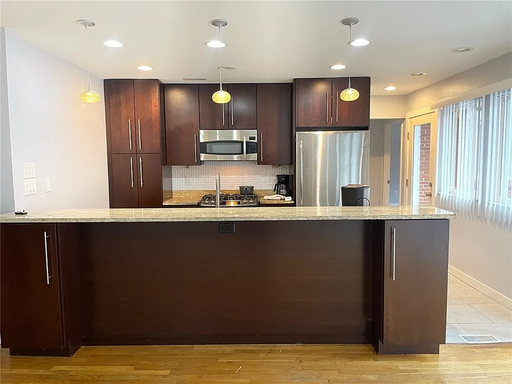 3 bed, 2.5 bath, 1478 sqft, $3,695 — Photo 2