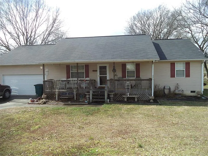 889 Buck Blvd SE photo 1