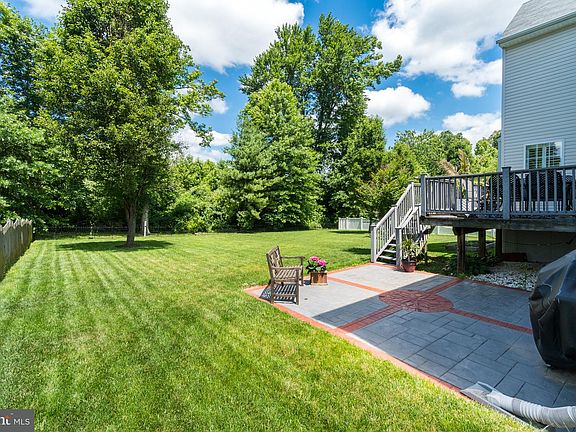 3rd image of 36 Country Manor Dr