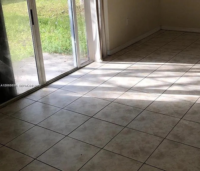 661 SW 10th St #661 — Photo 3