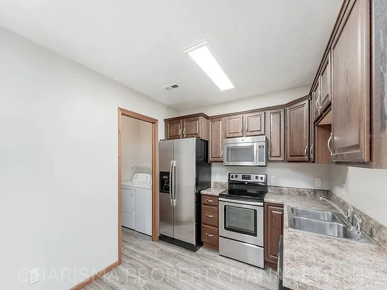 350 S 6th St — Photo 14