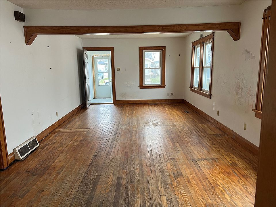 2nd image of 1326 Crescent Dr