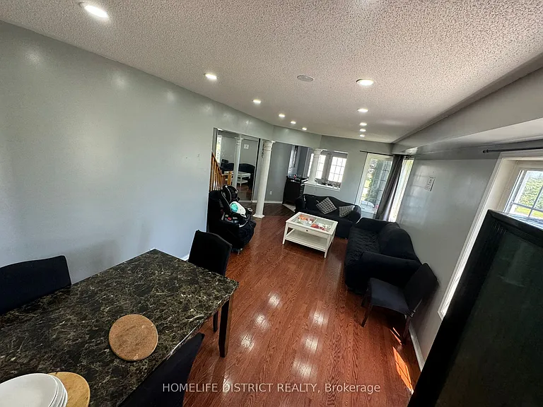 1100 Ashgrove Cres — Photo 3