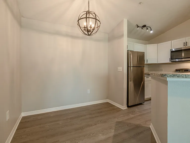 Royal Point Apartments — Photo 18