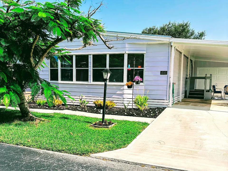 4542 SE Cottonwood Ter