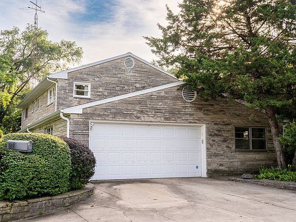 3rd image of 801 Oakcrest Dr