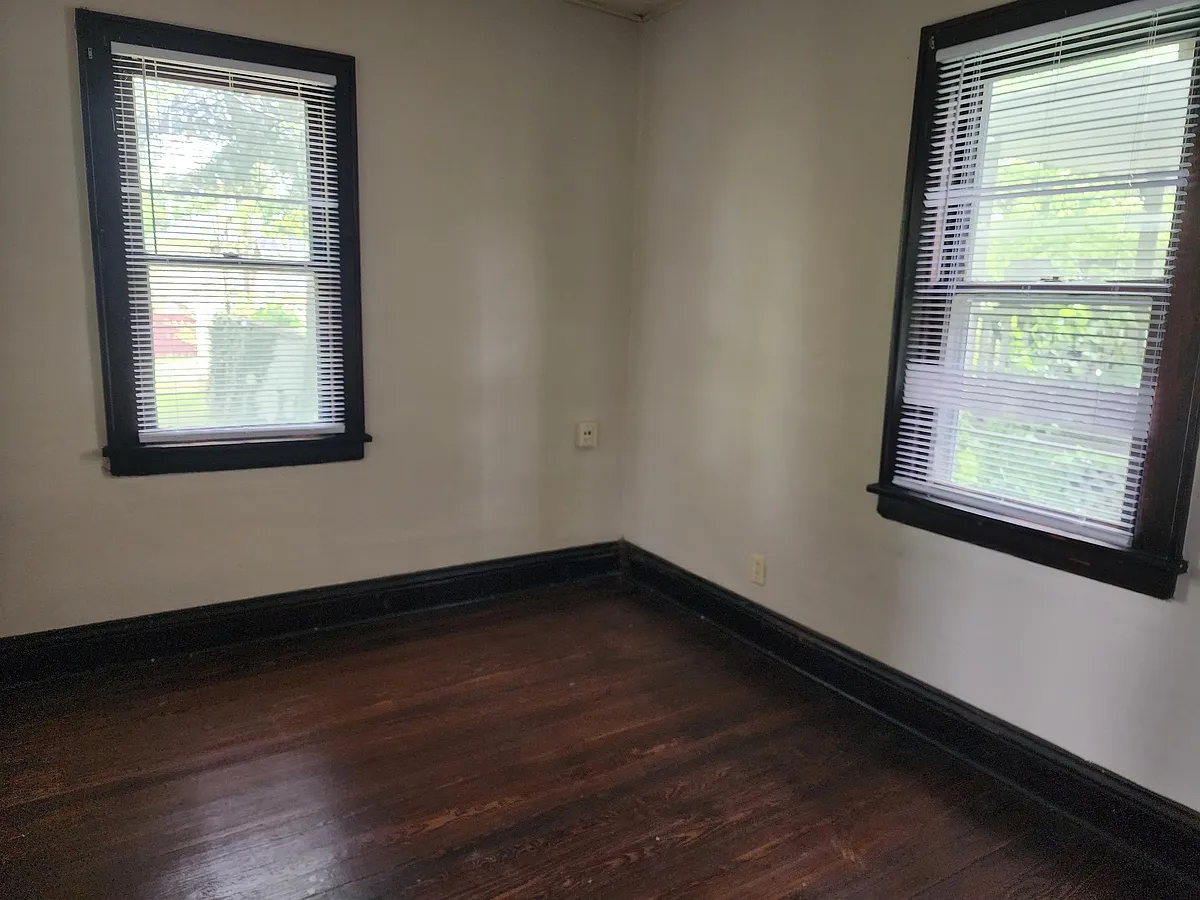 Building Photo - 1750 S Twyckenham Dr