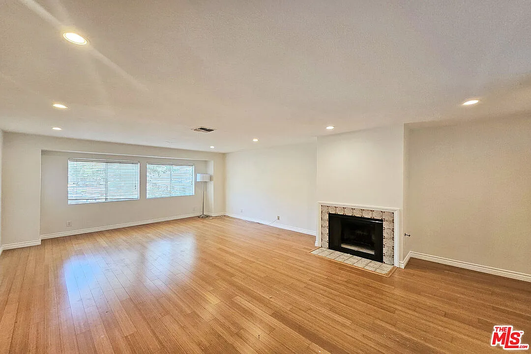 3 bed, 2.5 bath, 1421 sqft, $3,995 — Photo 4