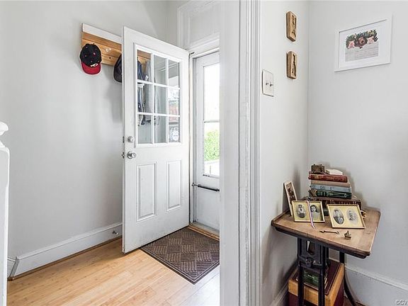 4th image of 1218 1/2 W Clay St