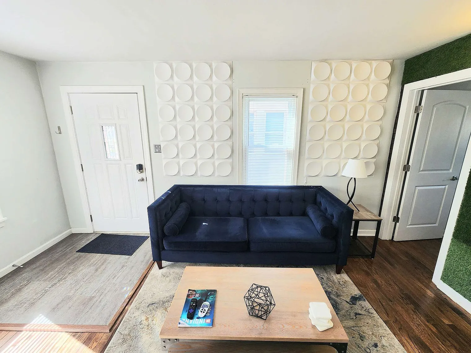 2 bed, 1.0 bath, 592 sqft, $2,697 — Photo 2