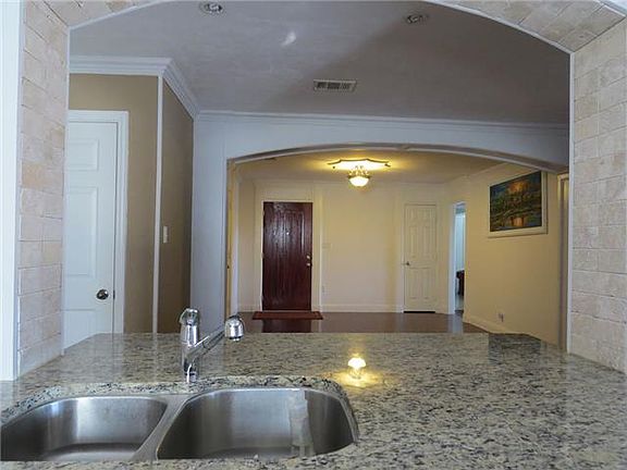 3rd image of 330 Oakwood Cir