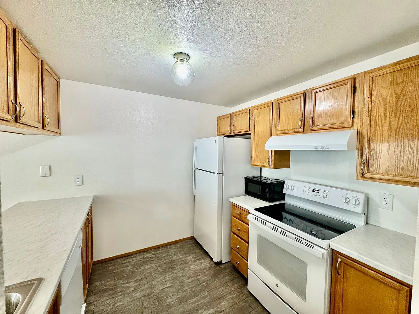 Charming Condo in Northgate with view of Pool — Photo 2
