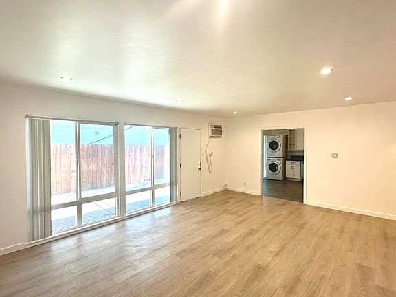 3rd image of 869 Glenway Dr #5