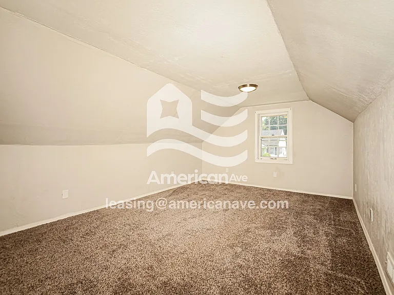 1097093_013_bedroom_14.jpg