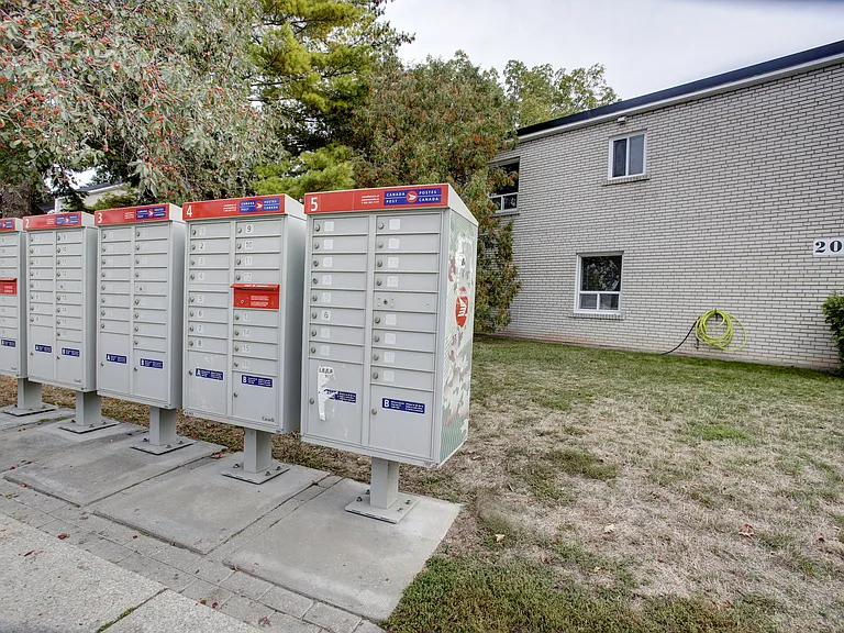 200 Lakeshore Rd W — Photo 5