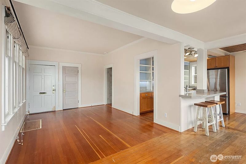 4th image of 267 E Newton Street