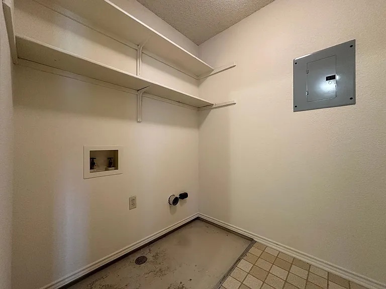 9117 Royal Ln — Photo 13