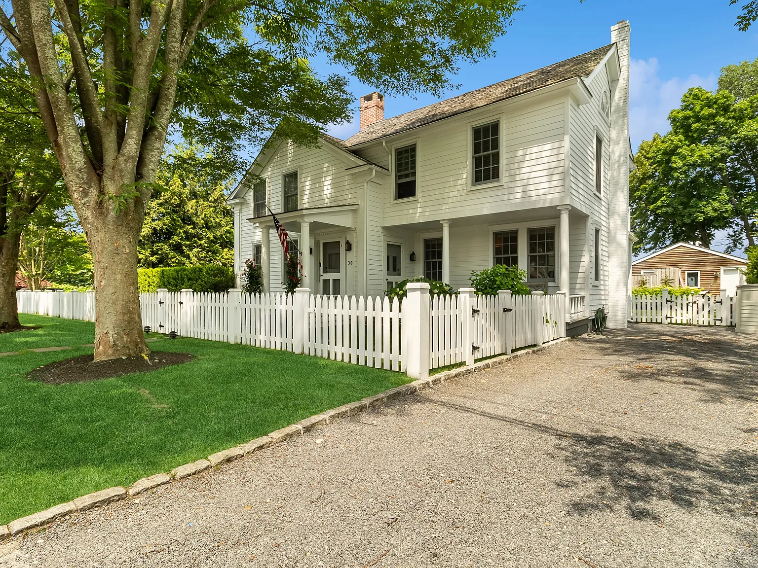 Sag Harbor village waterfront with own dock,pool and cottage — Photo 2