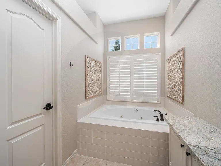1924 Montebello Dr W — Photo 12