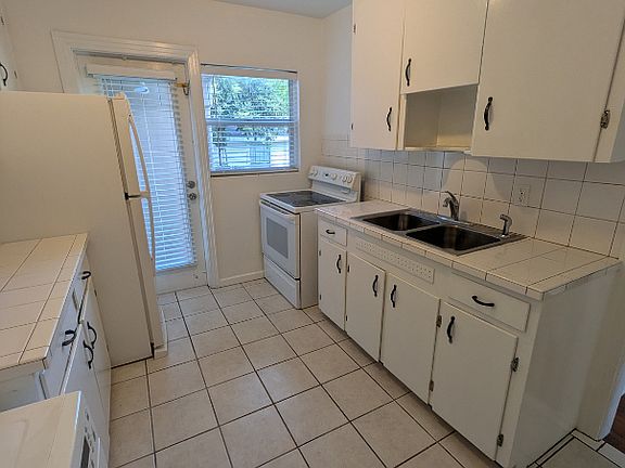 2nd image of 207 2nd St SE