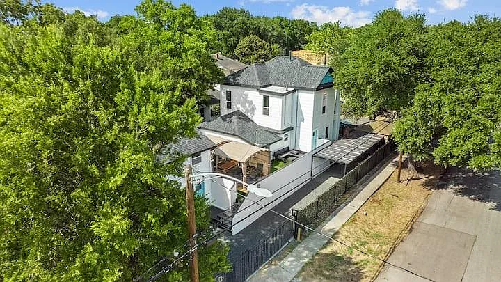 10 bed, 9.0 bath, 5000 sqft, $6,500 — Photo 2