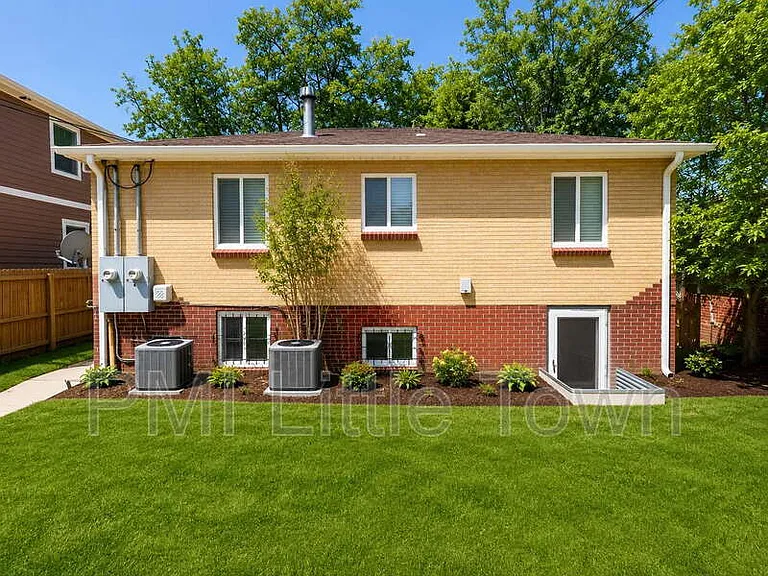 3620 Hudson St — Photo 2