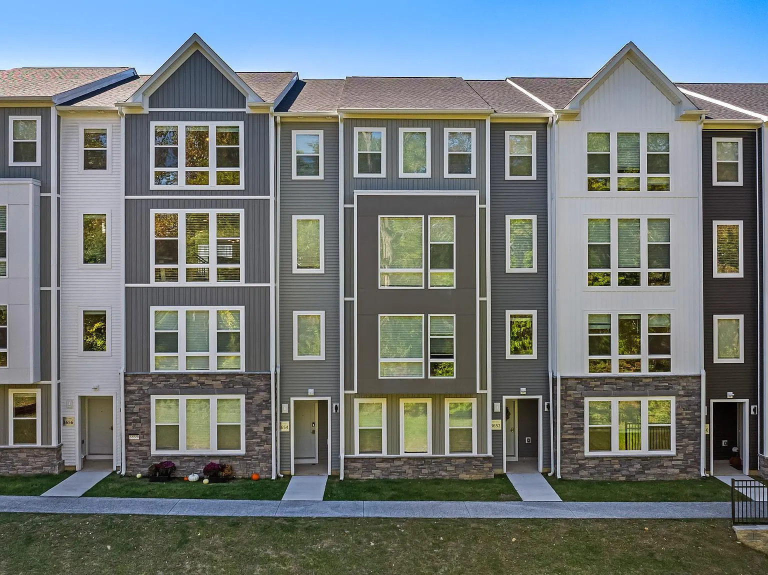 3 bed, 2.5 bath, 1768 sqft, $2,449 — Photo 2