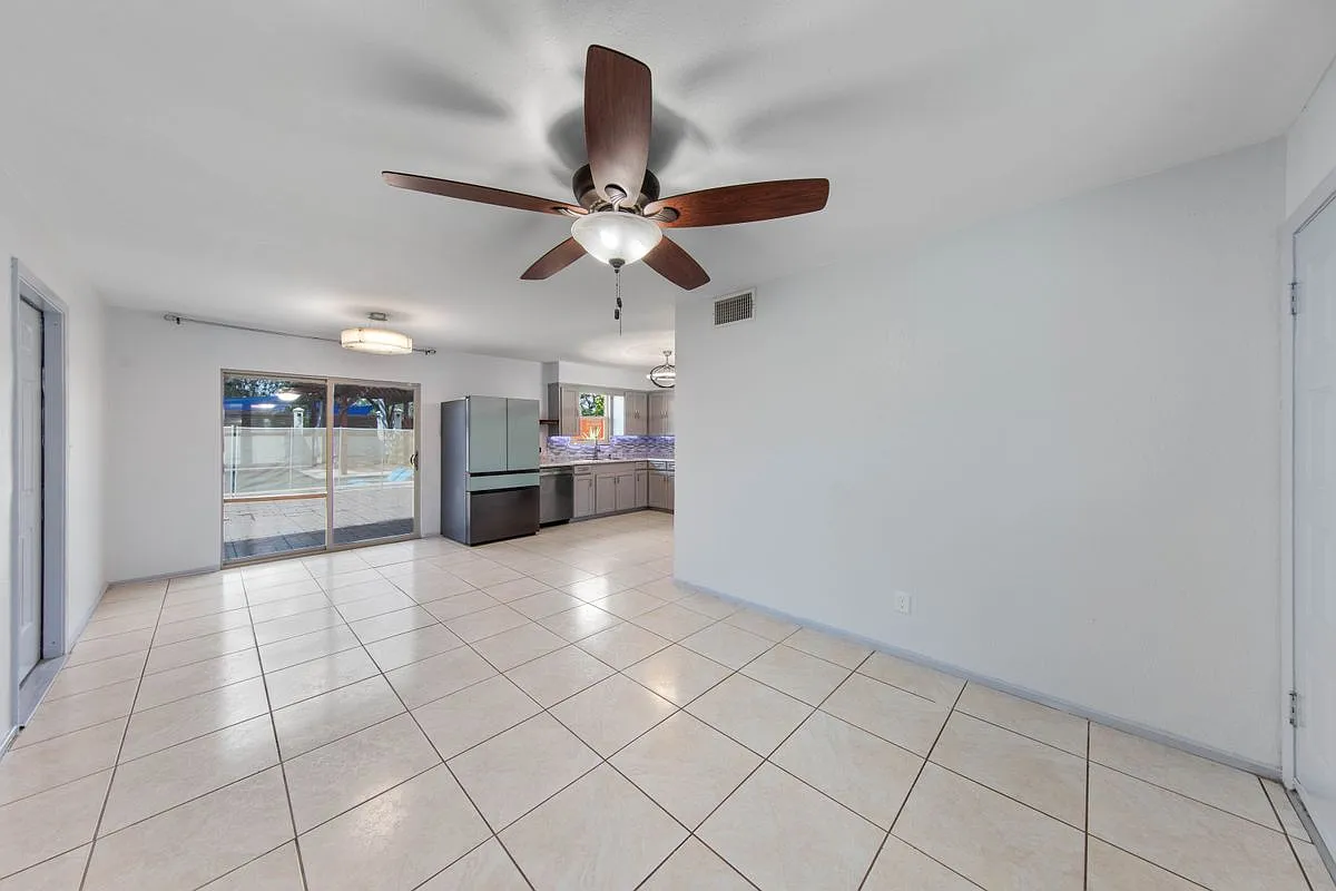 3 bed, 1.0 bath, 939 sqft, $2,400 — Photo 3