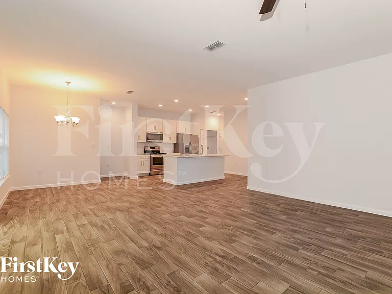 1050 E Lombardy Dr — Photo 3