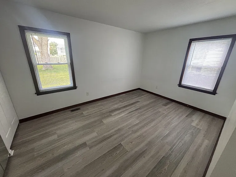 1352 Crestwood Dr — Photo 13