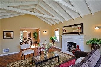 Living room :: 811 Hillcrest Blvd.