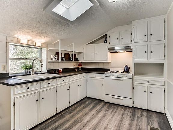 5th image of 402 W Marshall Dr