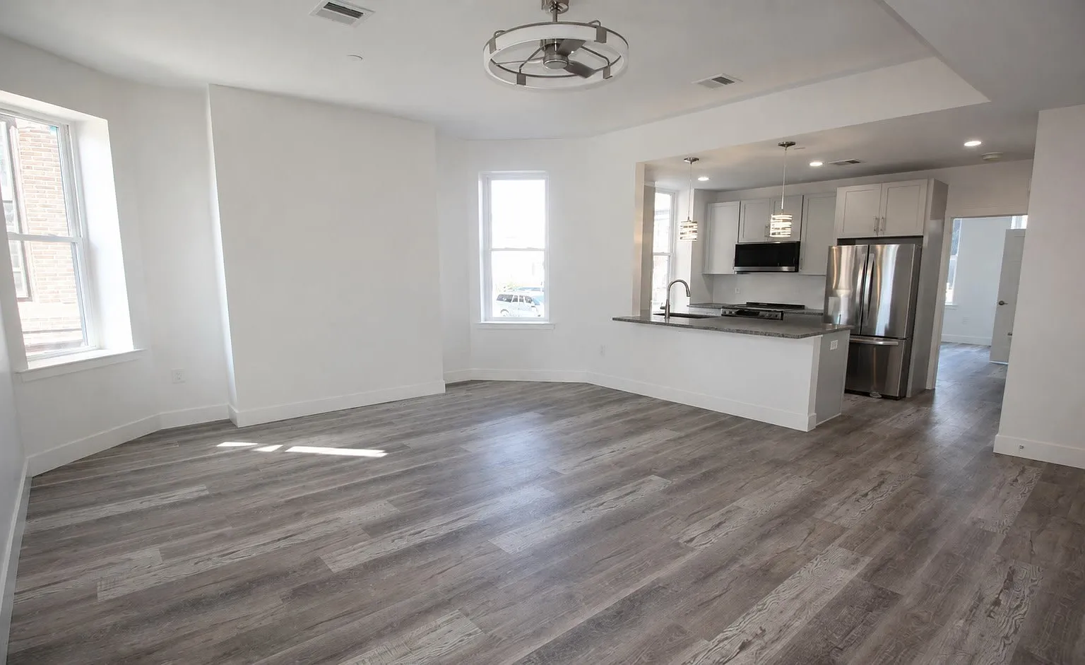 525 E Broadway — Photo 1
