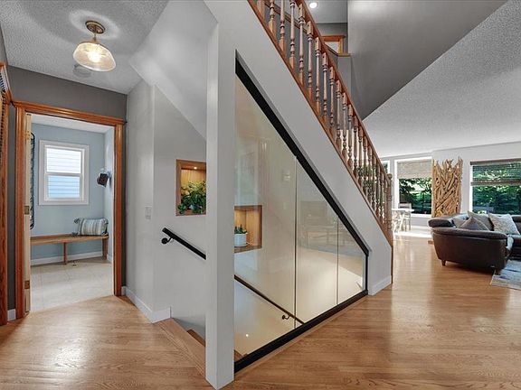 5th image of 50 Springbank Cres SW