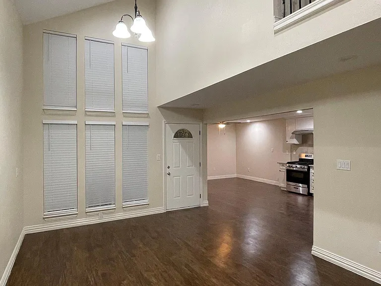 215 W Rochelle Rd — Photo 3