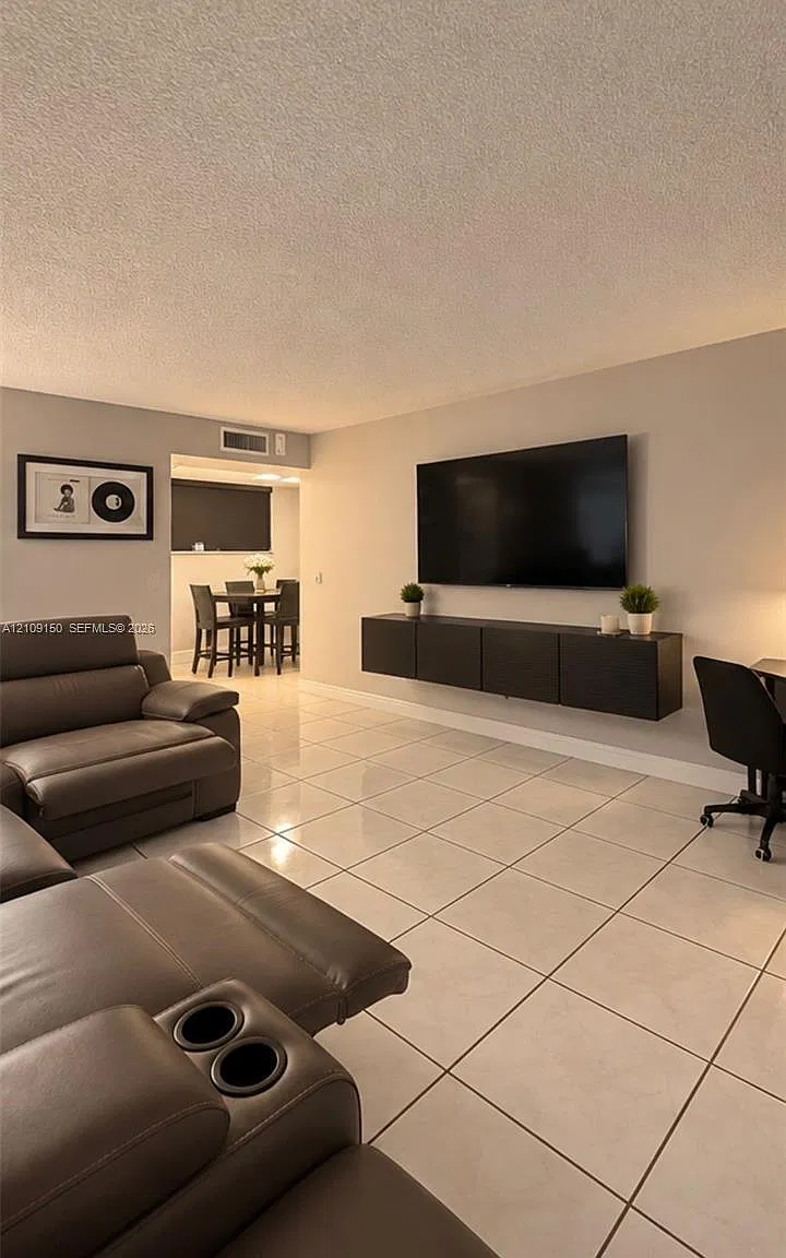 Foxcroft Apts Inc Condo — Photo 2