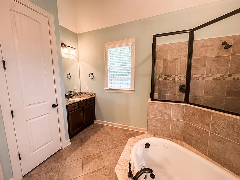 1229 Grainfield Cv — Photo 10