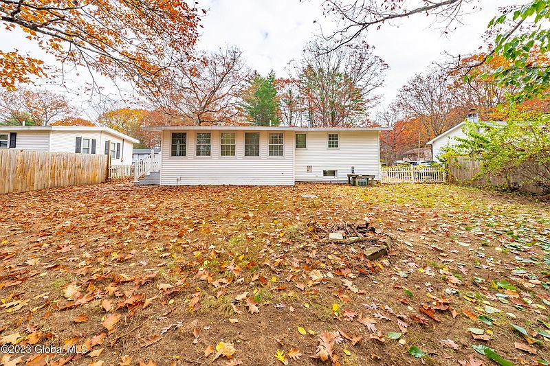 3rd image of 25 Red Oak Lane