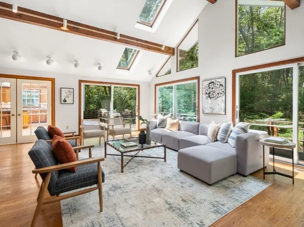 11 Grove St, Wayland, MA 01778