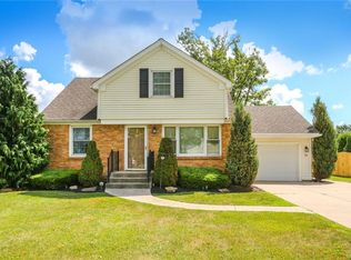 78 Park Forest Dr, Williamsville, NY 14221