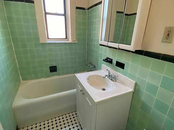 4th image of 2424 42nd St APT D5
