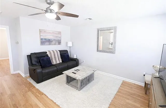 2 bed, 1.0 bath, 800 sqft, $1,400 — Photo 2