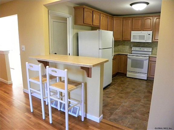 4th image of 14 Clemente Ln