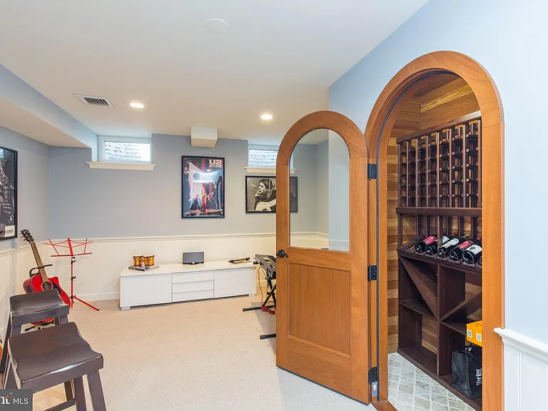 101 Woods Ln — Photo 35