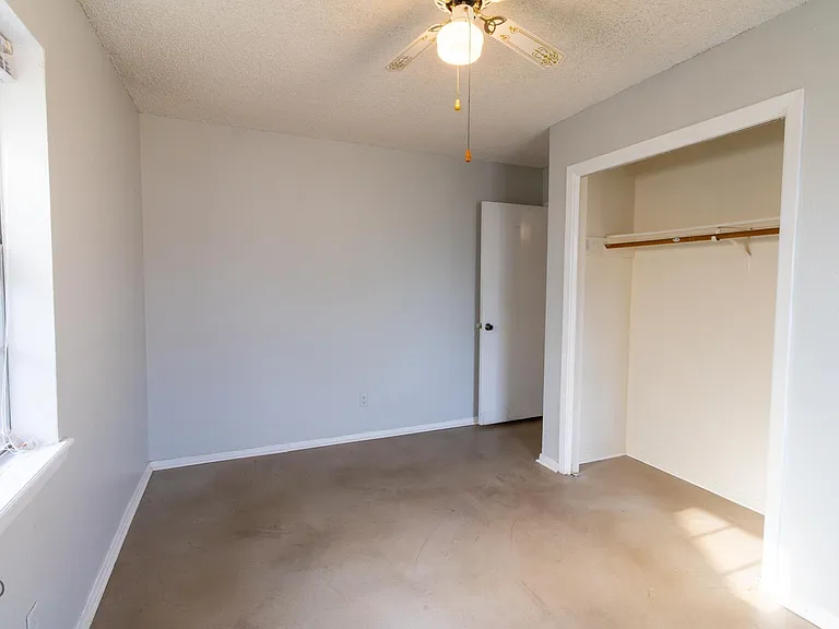 1303 Mockingbird St — Photo 18