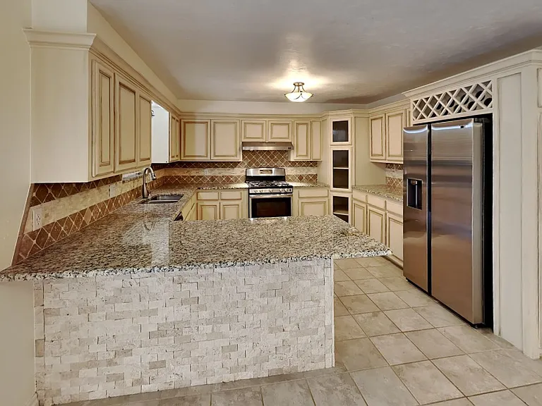 908 East Dr — Photo 7