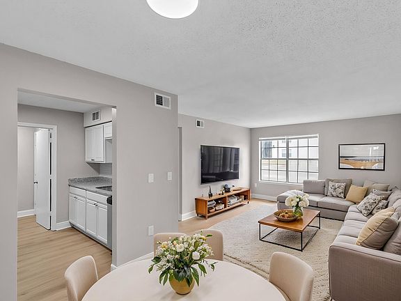 2nd image of 460 W Cobb St #2accffbe6